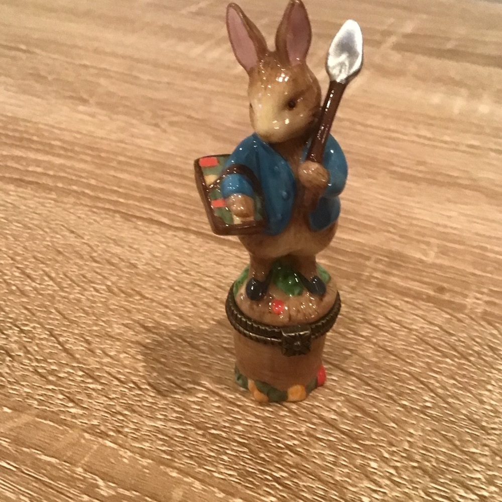 Peter Rabbit trinket box with hinged lid and carrot - vintage 1999 F.W. & Co.